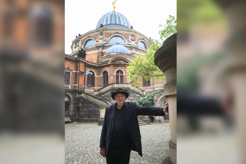 Holger John vor der Hochschule für bildende Künste.