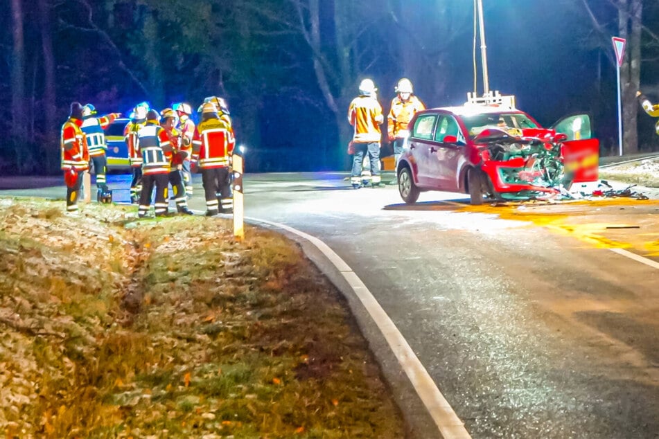 VW rast frontal in Mercedes: Vier teils schwer Verletzte und Handy-Verdacht