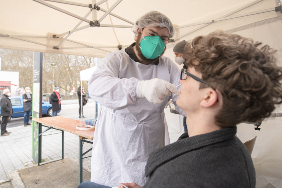 Ein Mann lässt in einer Teststation einen Corona-Schnelltest bei sich machen. Gemeinsam mit dem Land Baden-Württemberg wird in Tübingen das Modellprojekt "Öffnen mit Sicherheit" durchgeführt.