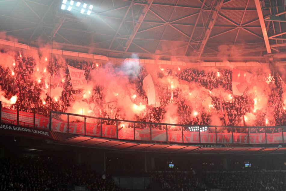 Union-Anhänger nebelten im Hinspiel bei Ajax Amsterdam das Stadion ein.