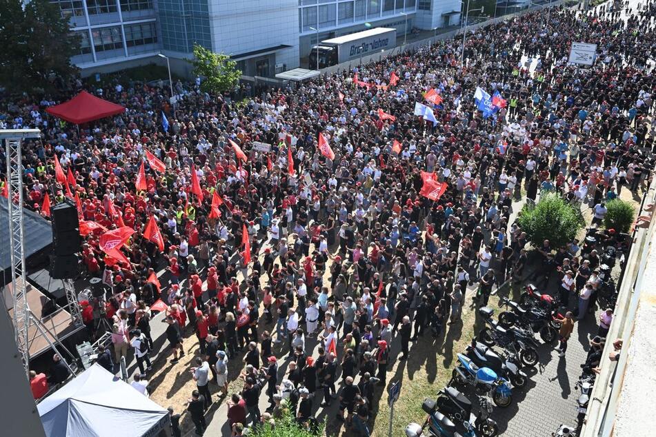 Bereits im Juli demonstrierten an einem Eingang zum Mercedes-Benz-Werk in Sindelfingen mehrere tausend Mitarbeiter gegen den verschärften Sparkurs.