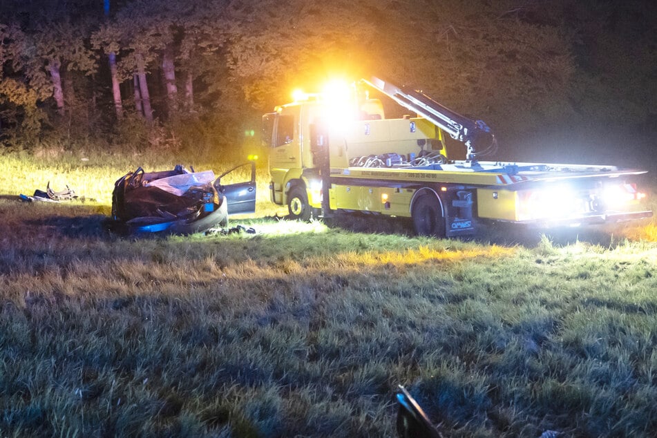 Auch das Dach des Autos wurde durch die mehrfachen Überschläge komplett eingedrückt.