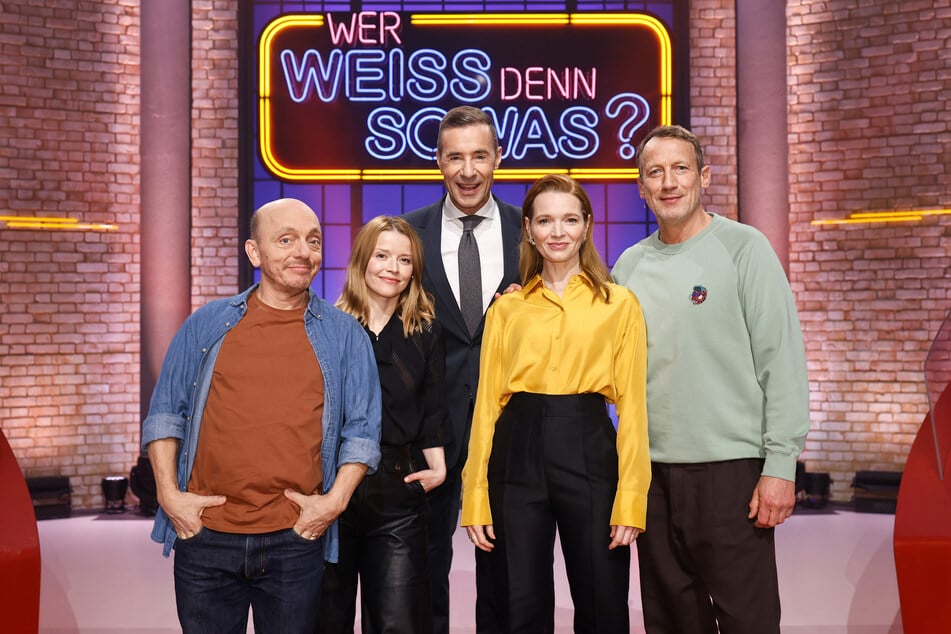 Moderator Kai Pflaume (58, M.) und seine Rateteam-Kapitäne Bernhard Hoëcker (55, l.) und Wotan Wilke Möhring (58, r.) begrüßen in der Folge am Dienstag die Schauspielerinnen Karoline Schuch (44, 2.v.l.) und Karoline Herfurth (41, 2.v.r.).