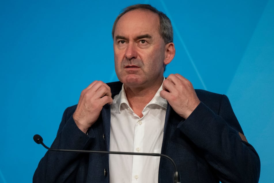 Bayerns Wirtschaftsminister Hubert Aiwanger (54, Freie Wähler) möchte bestehende Klagemöglichkeiten deutlich einschränken.