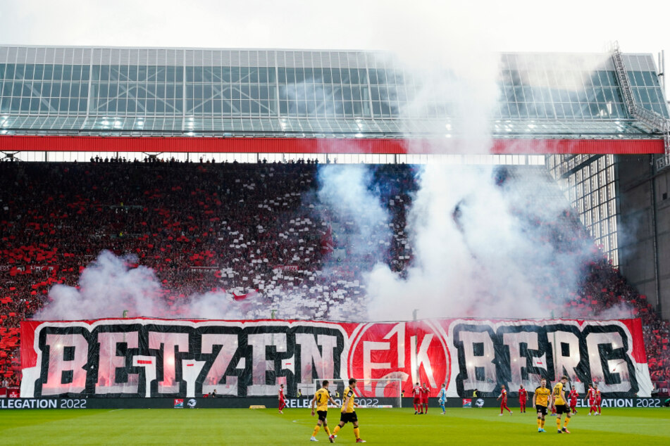 Die FCK-Fans halten zu Spielbeginn ein Banner mit der Aufschrift "Betzenberg" in die Höhe.