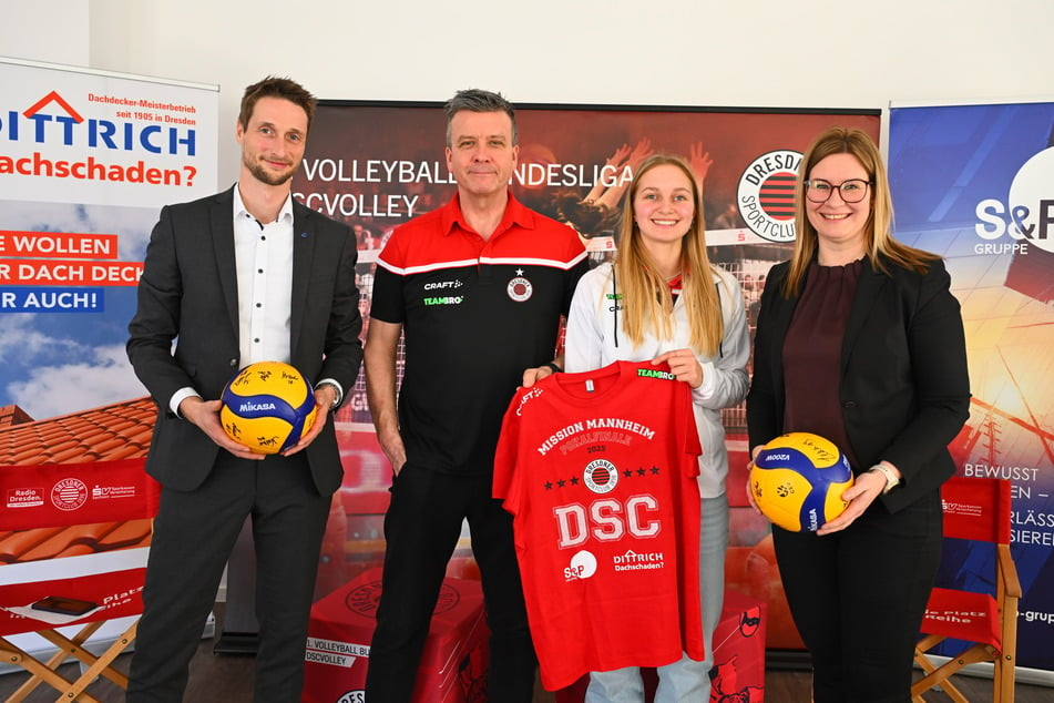 Gemeinsam mit Sponsor Sebastian Horn (l.), Coach Alex Waibl (2.v.l.) und Geschäftsführerin Sandra Zimmermann (r.) präsentierte Patricia Nestler das DSC-Fanshirt fürs Pokalfinale.