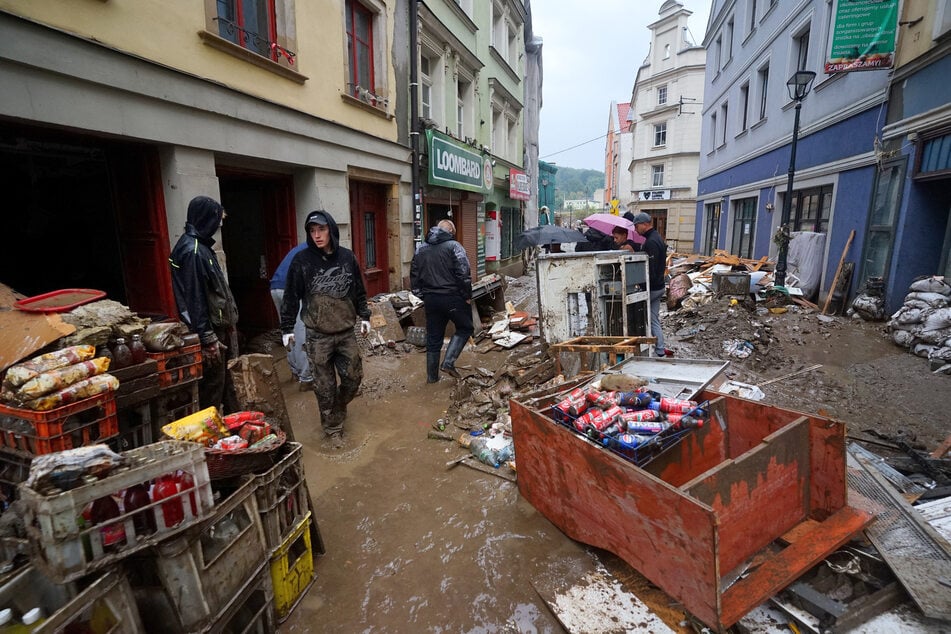 Nach dem Hochwasser beginnen die Aufräumarbeiten. Diese sind vor allem in Klodzko nötig - hier hat das Hochwasser besonders viel Chaos angerichtet.