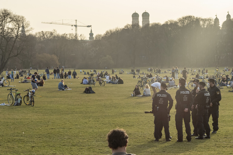 Polizisten kontrollieren Anfang 2021, ob die Menschen im Englischen Garten in München die wegen Corona vorgeschriebenen Abstände einhielten.