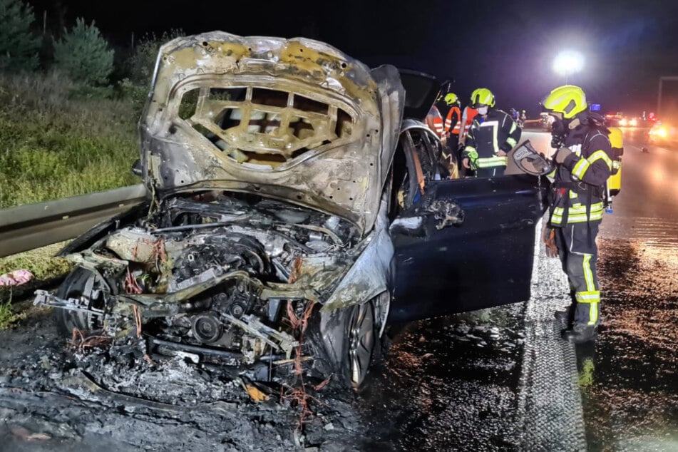 Der BMW brannte auf der A3 vollständig aus.