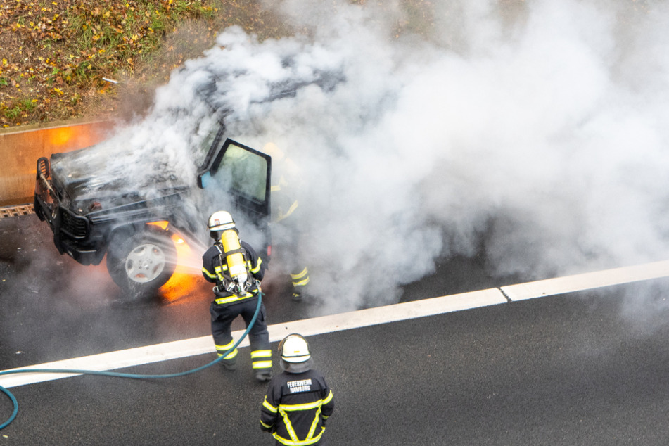 Auf der A1 bei Hamburg ist am Montagmittag ein Auto in Brand geraten. Verletzt wurde niemand.
