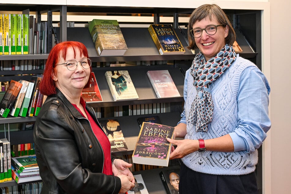 Zum Gespräch hatte Sabine Ebert (65, l.) Marit Kunis eine druckfrische polnische Ausgabe ihres Werkes "Schwert und Krone" als Spende für die Bibliothek mitgebracht. Eine Abteilung der Bibliothek im Kulturpalast hält vor allem tschechische und polnische Literatur bereit für Pendler aus diesen Ländern, die in Dresden leben und arbeiten.