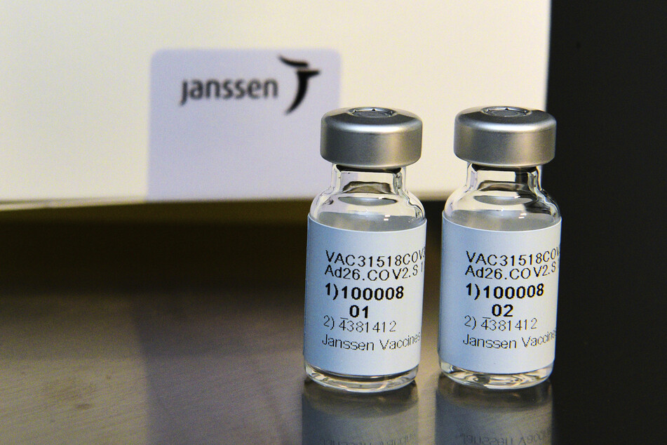 Zwei Ampullen mit dem Corona-Impfstoff Janssen des amerikanischen Pharmazie- und Konsumgüterhersteller Johnson & Johnson. werden präsentiert.