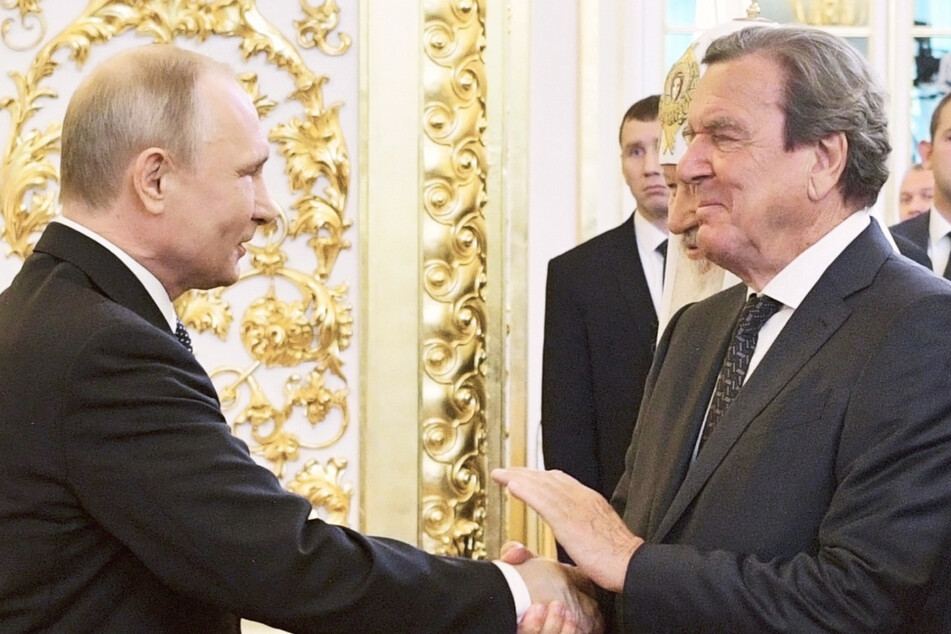 Gerhard Schröder (77, SPD, r) traf vergangene Woche den russischen Präsidenten, Wladimir Putin (69). Beide sind seit langem befreundet. Der Altkanzler ist für die Erdgas-Pipeline-Unternehmen Nord Stream 1 und 2 als Lobbyist tätig sowie Aufsichtsratschef beim russischen Ölkonzern Rosneft.