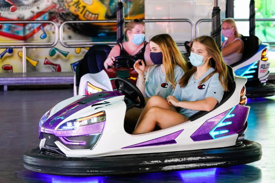 Autoscooter mit Maske: Die Pandemie fordert Kompromisse.