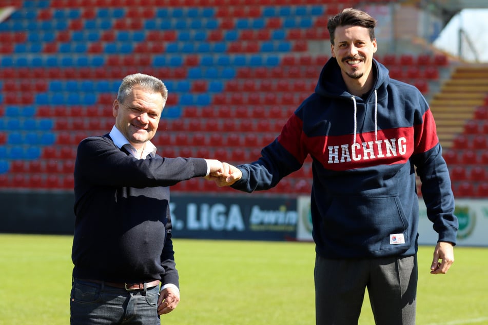 Sandro Wagner (33, r.) kam als U19-Trainer nach Unterhaching, wurde von Manfred Schwabl (55) empfangen.