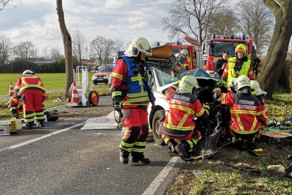 Rettungskräfte mussten den Schwerverletzten befreien.