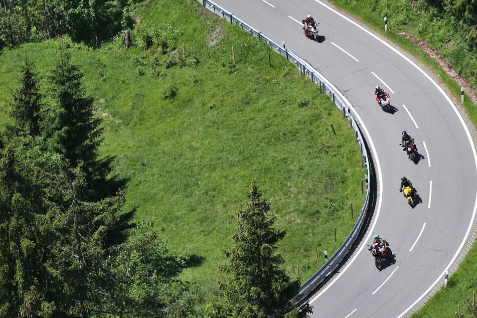 Motorradfahrer fahren über den Jochpass. Die kurvenreiche Strecke ist für Ausflüge sehr beliebt. (Archivfoto)