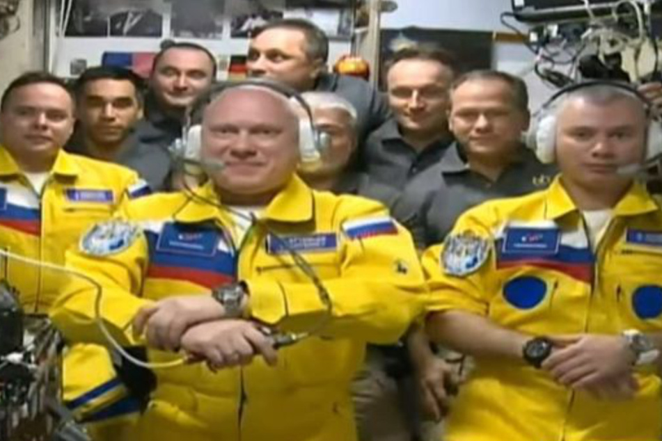 Solidarität im Weltraum: Russische Kosmonauten zeigen sich in den Farben der Ukraine