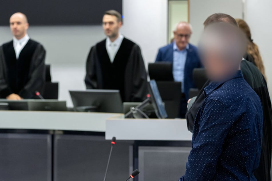 Der Vorwurf: Der Angeklagte soll versucht haben, seine Frau zu töten, um mit einer Internetbekanntschaft ein neues Leben beginnen zu können.