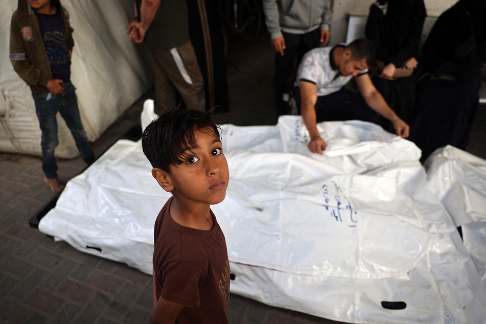 Verbündete wie die USA haben Israel wiederholt vor einem großangelegten Angriff auf Rafah gewarnt, weil dort laut der Weltgesundheitsorganisation WHO mehr als 1,2 Millionen palästinensische Zivilisten Schutz suchen.