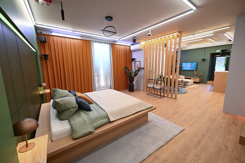 Die "Musterwohnung" hält ein großes gemütliches Bett für die Promis bereit.