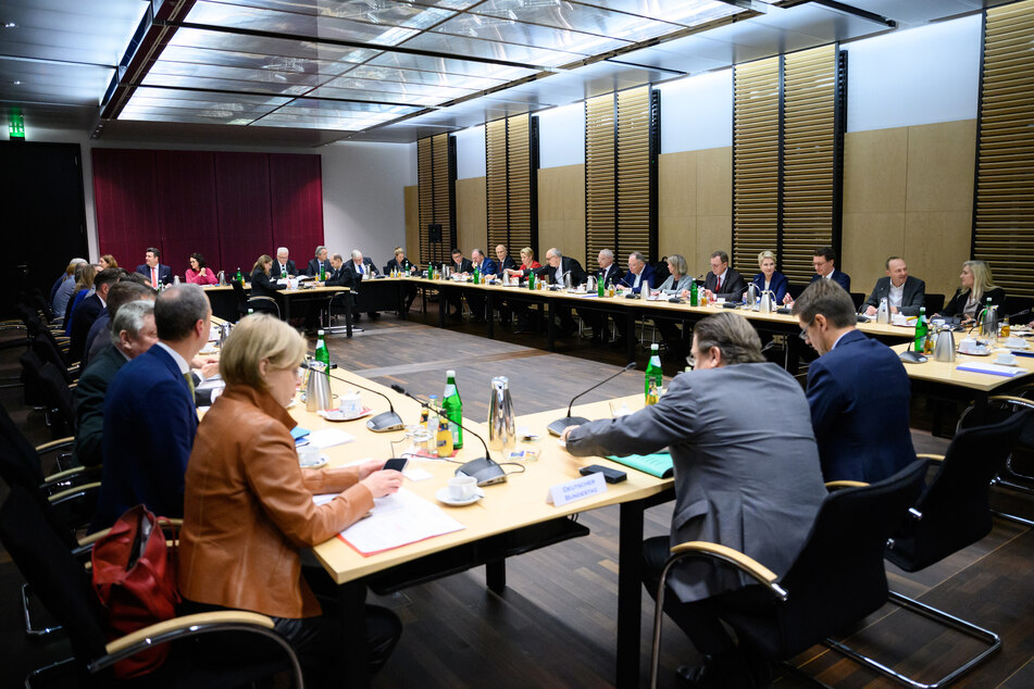 Vertreter des Bundestags, der Länder und der Bundesregierung saßen bei den Verhandlungen des Vermittlungsausschusses von Bundestag und Bundesrat über das geplante Bürgergeld im Deutschen Bundesrat.