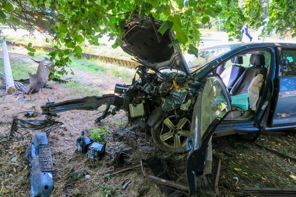 Ein weiteres Auto, das in den Unfall verwickelt war: Motorteile wurden durch den heftigen Zusammenstoß durch die Gegend geschleudert.