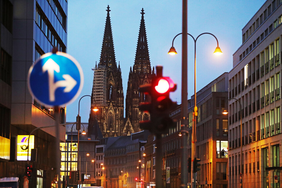 Die Polizei fahndet nach einem Unfall in der Kölner Altstadt nach einem flüchtigen Autofahrer. (Symbolbild)