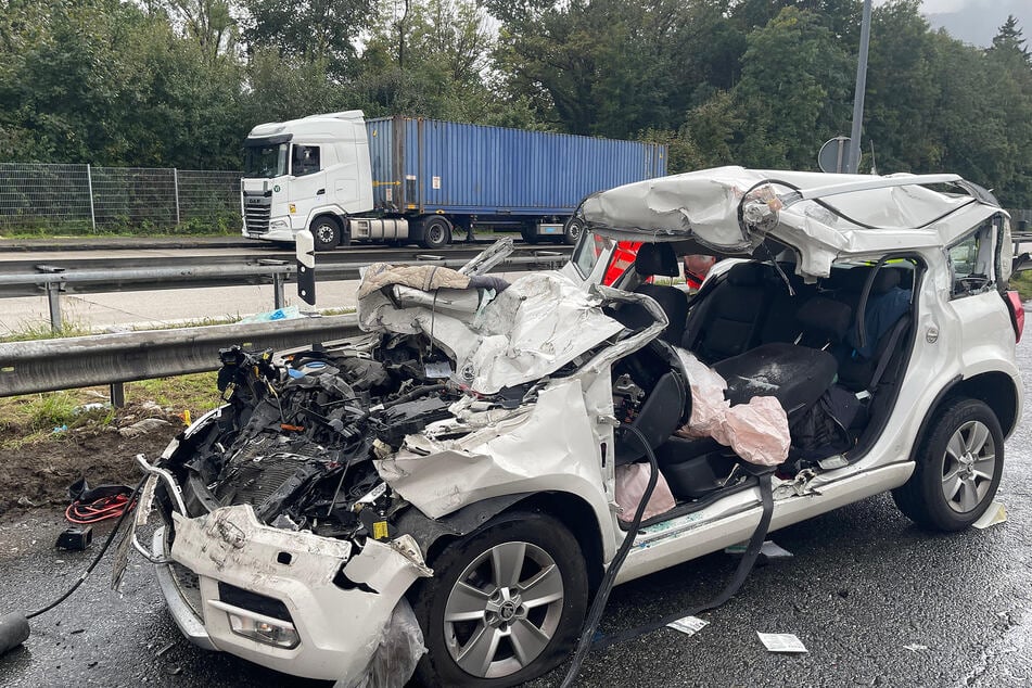 Der Skoda wurde durch den Aufprall komplett beschädigt.