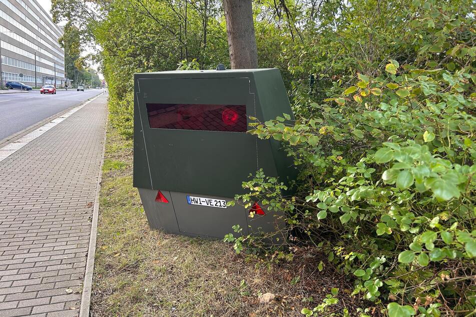 Der dunkelgrüne Superblitzer lauert jetzt auf der Strehlener Straße auf Temposünder.