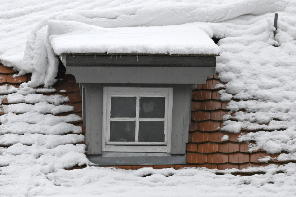 Der Mann wollte das Hausdach vom Schnee befreien und stürzte hinunter. (Symbolbild)