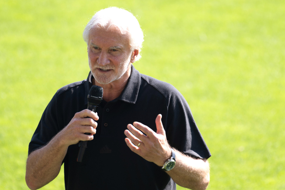 DFB-Sportdirektor Rudi Völler (63) sprach am Sonntag zu den Fans.