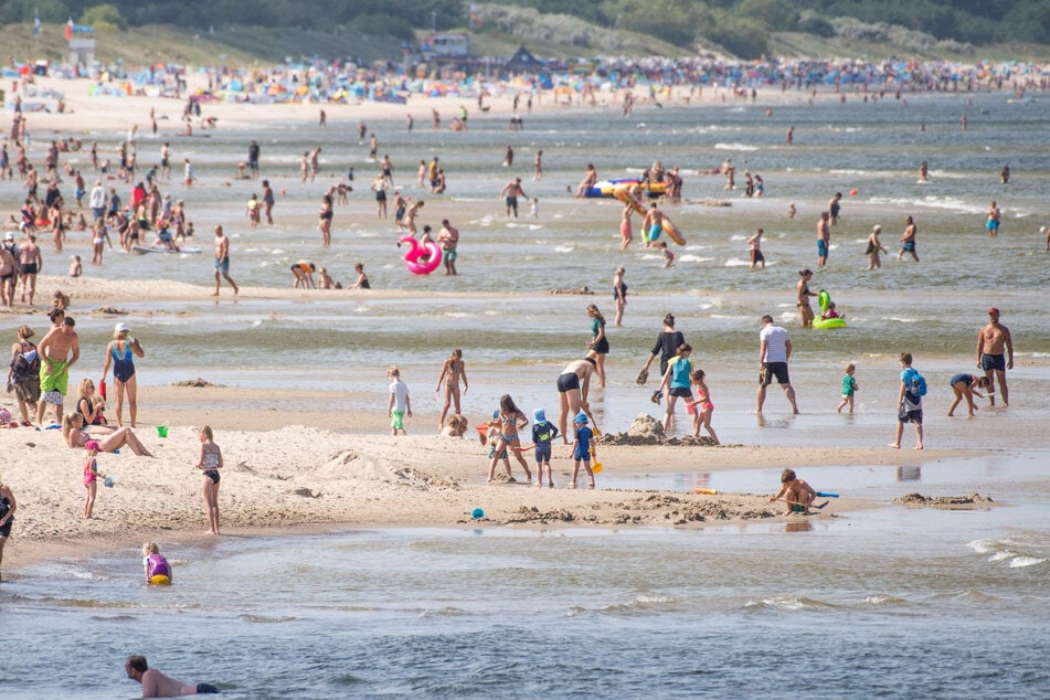 Gut besucht: Am Ostseestrand von Zinnowitz auf der Insel Usedom ist man im Sommer nicht allein.