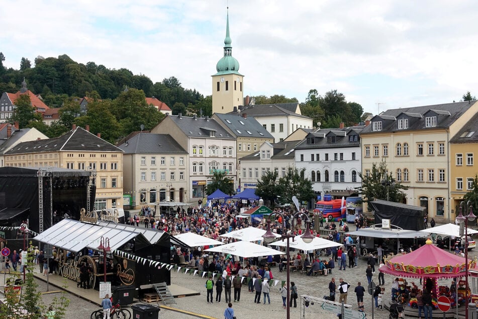 Spaßige Fahrgeschäfte, schmackhafte Kulinarik und ein vielfältiges Kulturangebot: "Sebnitz tanzt" lockt zum Familienfest. (Archivfoto)