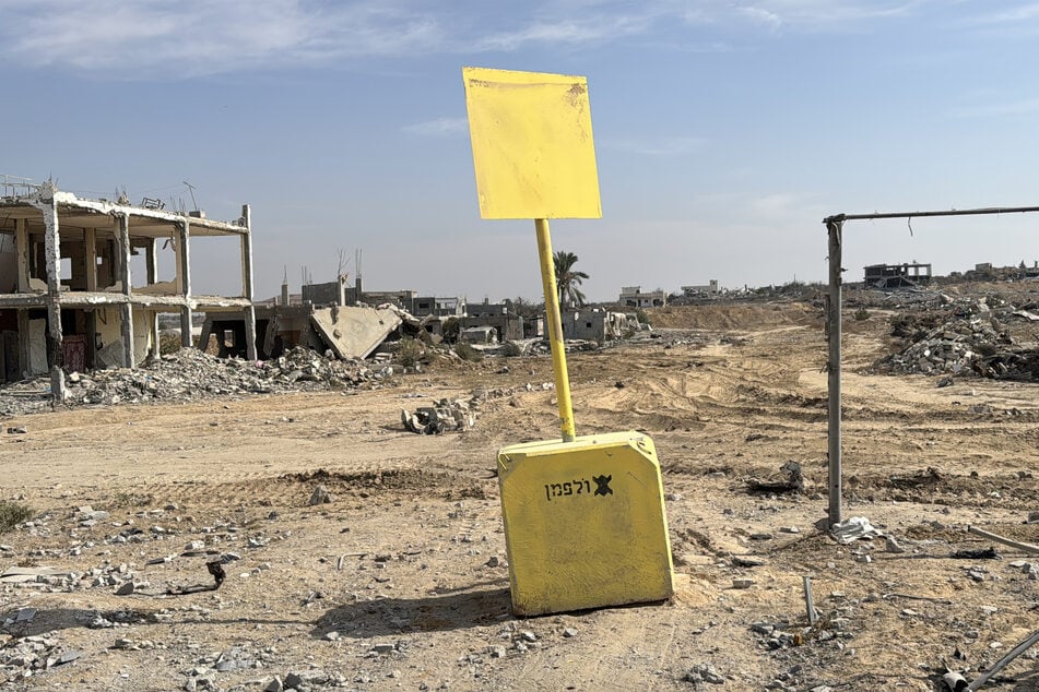 Ein gelber Betonblock, der von der israelischen Armee aufgestellt wurde, steht in der Pufferzone östlich von Deir al-Balah im zentralen Gazastreifen.