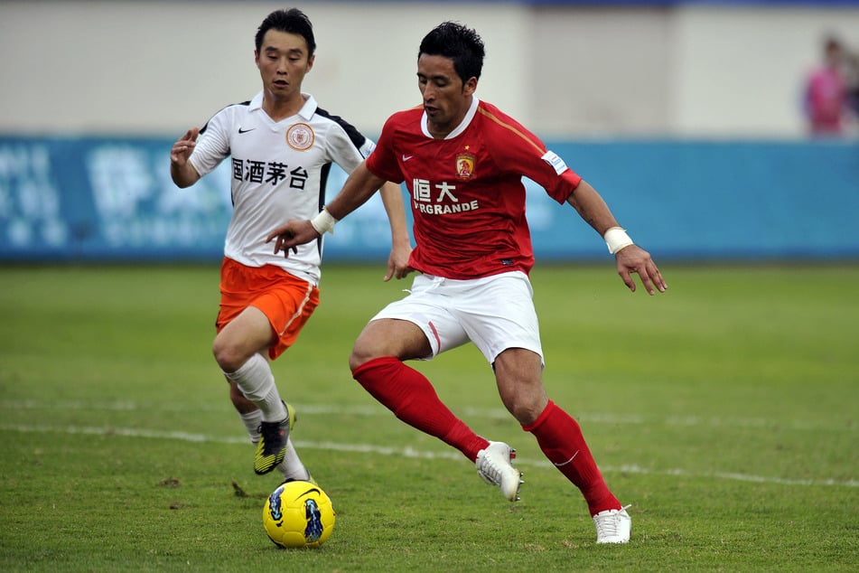 Lucas Barrios (heute 40, r.) holte mit dem BVB das Double und ging anschließend für rund 8,5 Millionen Euro nach China.