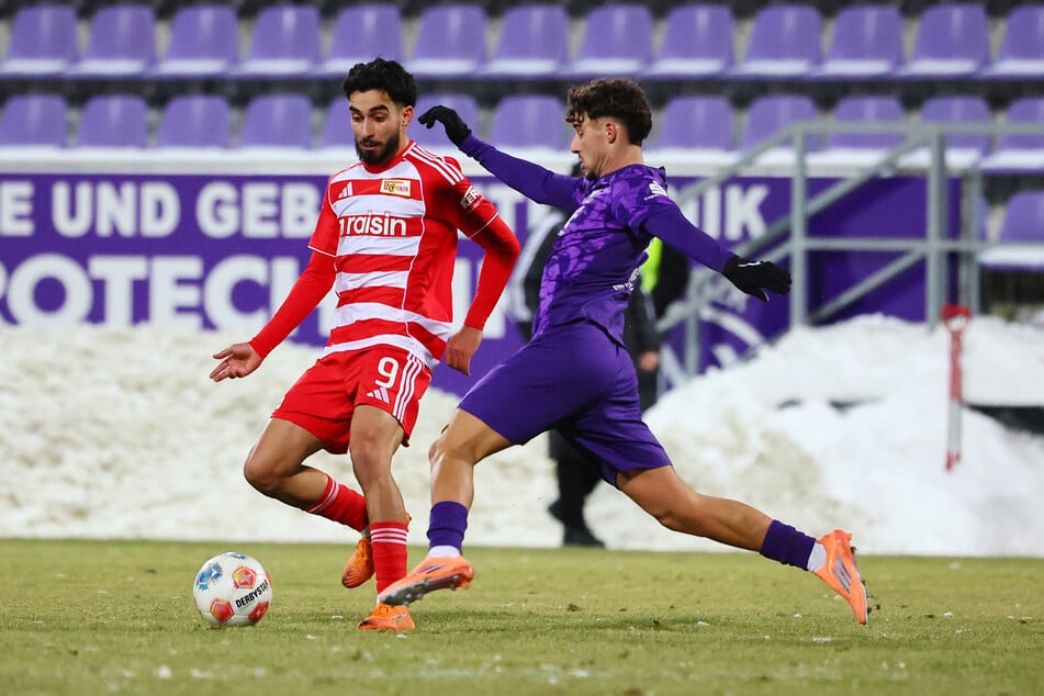 Hitzige Zweikämpfe - auch bei eisiger Kälte: Hier Union-Spieler Livan Burcu (l.) gegen Luan Simnica.