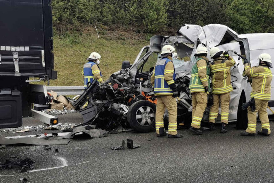 Unfall A6: Tödlicher Unfall auf der A6: Kleintransporter-Fahrer stirbt bei Crash am Stauende