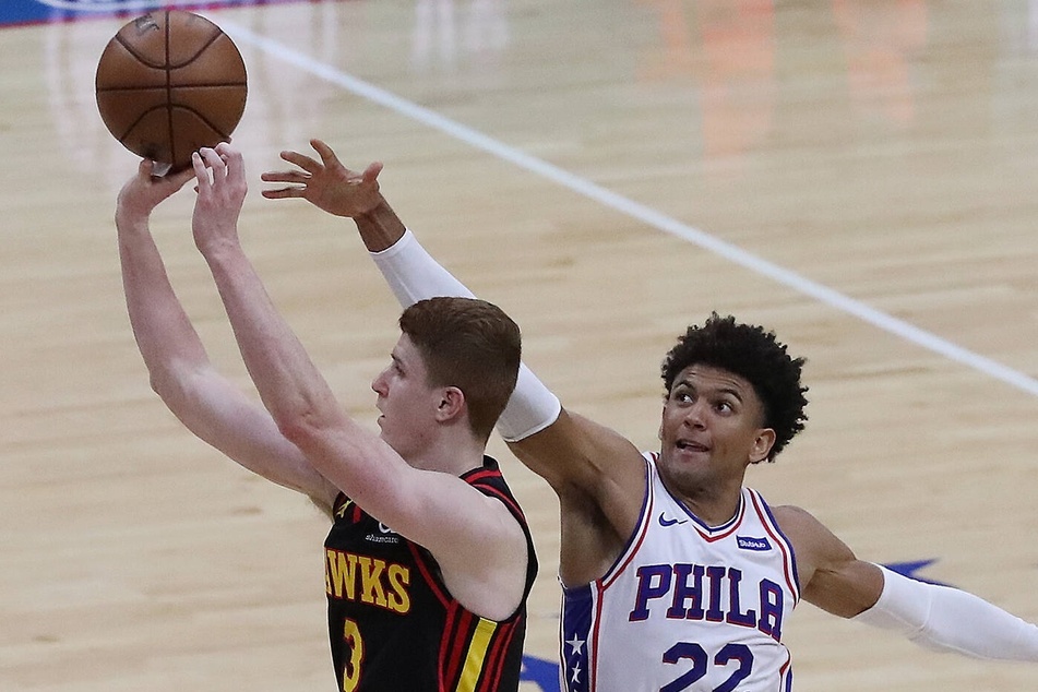Hawks guard Kevin Huerter (l.) led his team with 27 points as Atlanta moves on to the next round against the Bucks