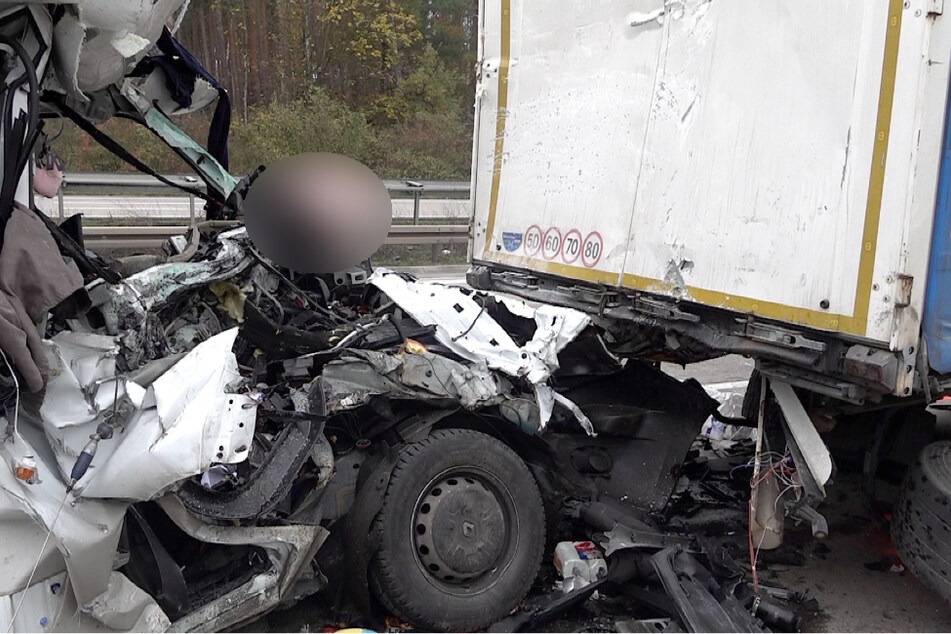 Der Fahrer wurde in seiner Kabine eingeklemmt und verstarb noch am Unfallort.