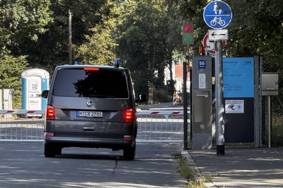 Nach einer Explosion in einer Kläranlage sind Sprengstoffexperten auf dem Weg nach Hof.