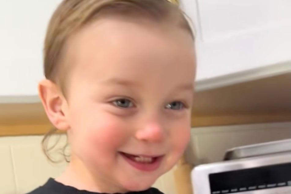 Im sicheren Zuhause ist es eine Leichtigkeit für Crew (2) zu lächeln.