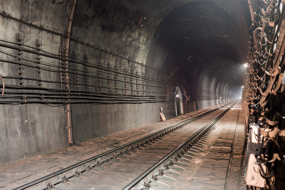 Im Seweromujsker Tunnel ist mehr als 15 Kilometer lang. Nun hat es im 2003 eröffneten Tunnel gebrannt. (Archivbild)