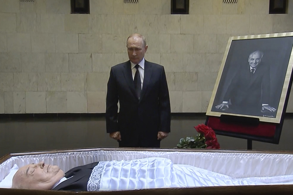 Der russische Präsident, Wladimir Putin (69), erweist dem früheren sowjetischen Präsidenten, Michail Gorbatschow (†91) im Zentralklinikum in Moskau die letzte Ehre.