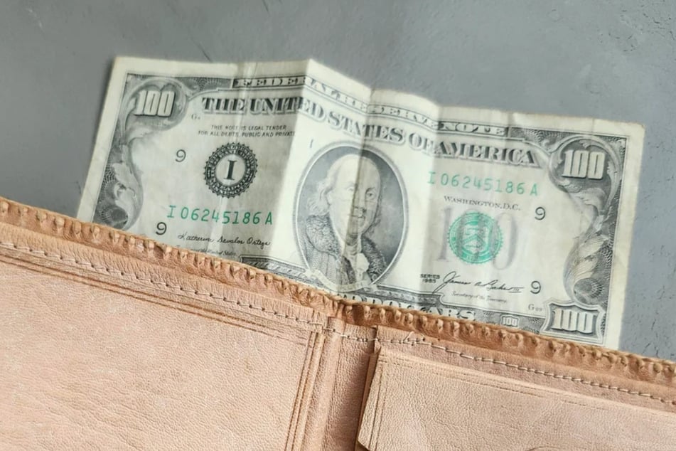 Überraschung! Bonnie Mata (41) fand in einem kleinen Fach einen zusammengefalteten 100-Dollar-Schein.