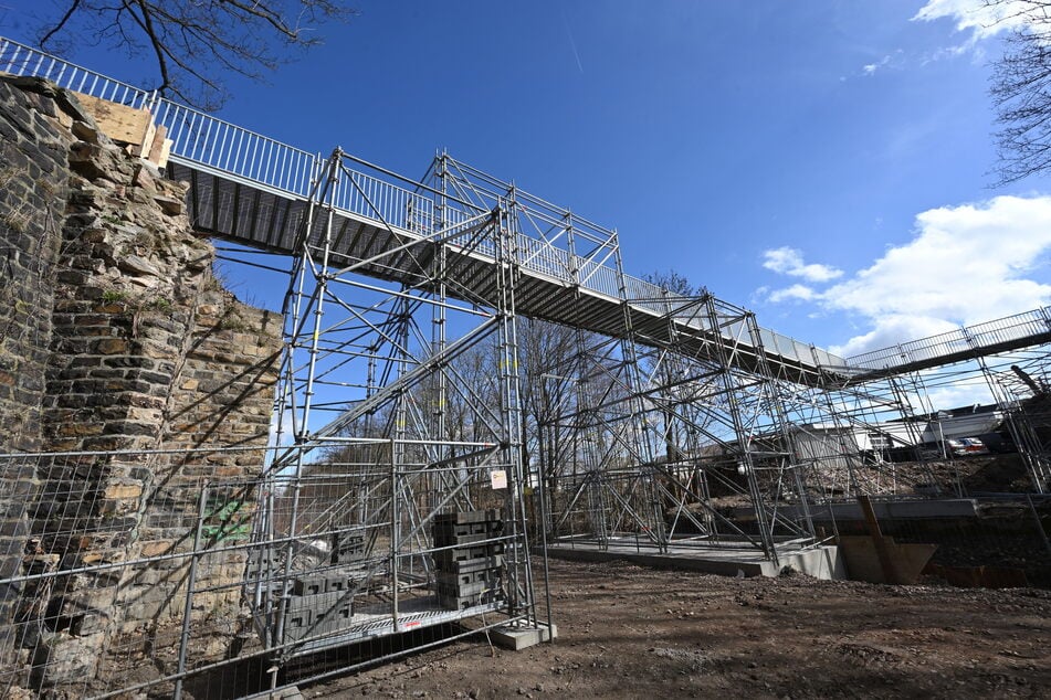 Die neue Behelfsbrücke an der Erzberger Straße ist seit dem heutigen Montag freigegeben.