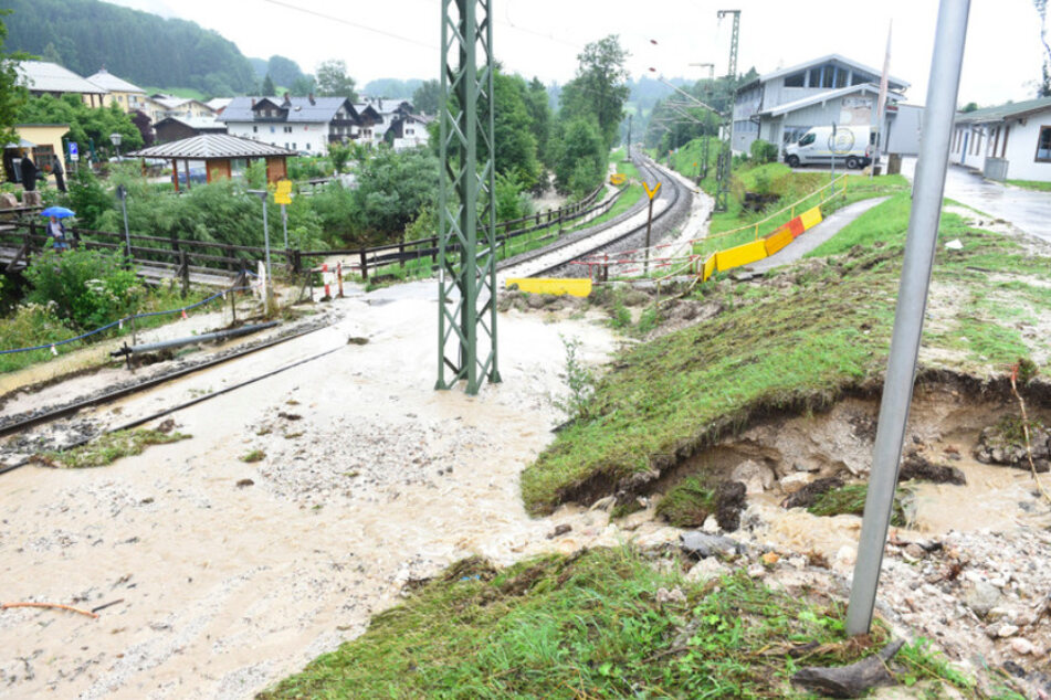 Am Bahnhof in Bischofswiesen überflutet Wasser die Gleise.