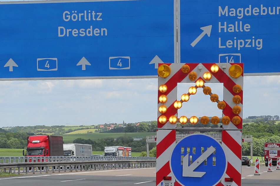 Unfall A4: Laster-Chaos am Autobahndreieck Nossen: Doppel-Crash, Ladung auf der Fahrbahn und Stau!