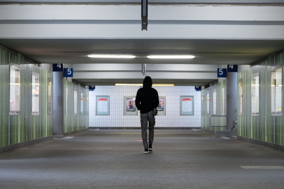 Ein Mann geht durch eine Unterführung des Bahnhofs von Göppingen. Der Bund will 24 Bahnhöfe verschönern.