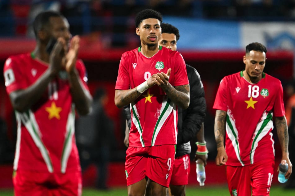 Trauer bei den Spielern: Die Nationalmannschaft von Suriname hat die direkte WM-Qualifikation verpasst und trifft im März im Play-off-Halbfinale auf Bolivien - dann vielleicht mit Danilho Doekhi?